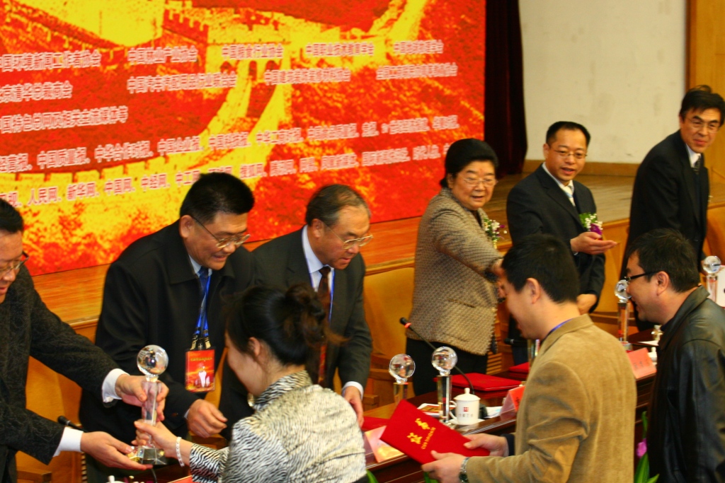 我院院长（右二）陪同十届全国人大副委员长顾秀莲（右三）向获奖单位发放奖杯.JPG